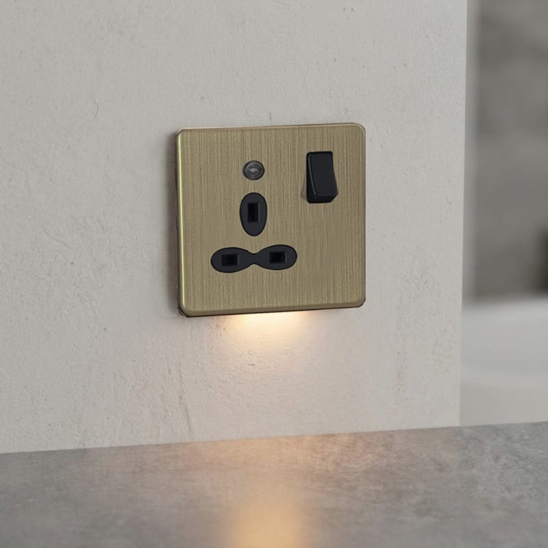 Slimline Screwless 13 AMP 1G Switched Socket Outlet with Night Light